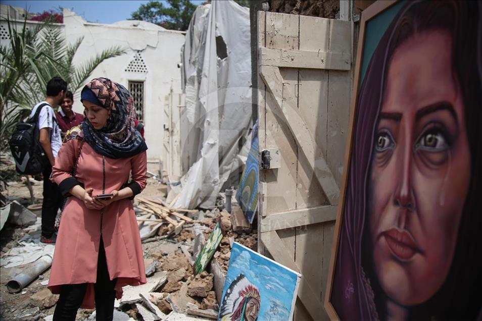 Pemeran seni dan kerajinan di desa yang di serang Israel