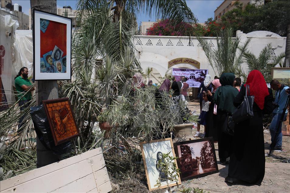 Pemeran seni dan kerajinan di desa yang di serang Israel