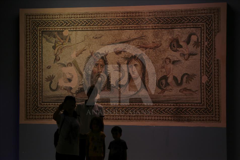 "الفتاة الغجرية".. تجذب السياح لمتحف "زيوغما" التركي
