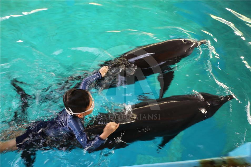 Children suffering from autism get dolphin therapy in Indonesia