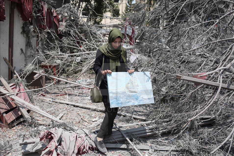 Pemeran seni dan kerajinan di desa yang di serang Israel