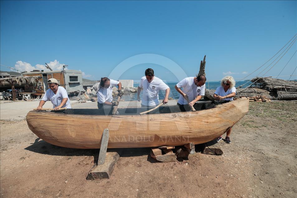 عالم آثار تركي يعمل على صنع قارب بدائي بتقنيات العصر الحجري
