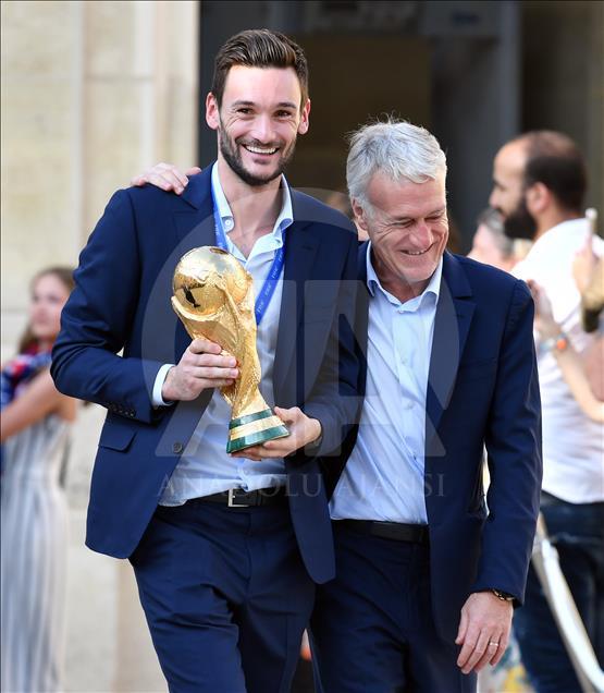 Timnas Perancis tiba di Istana Elysee