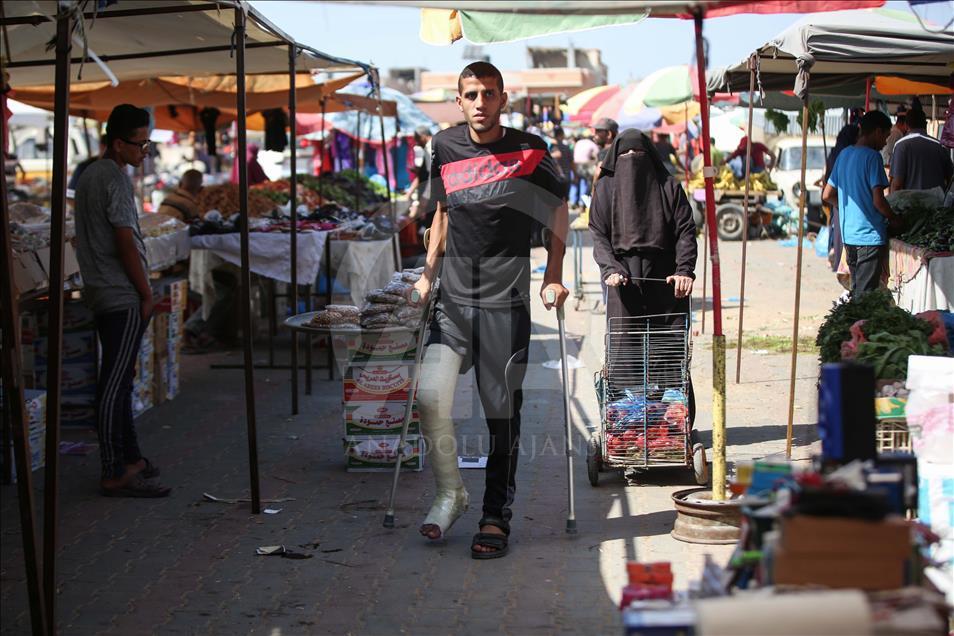على عكازين.. "شاهين" يبيع الخضروات في غزة 

