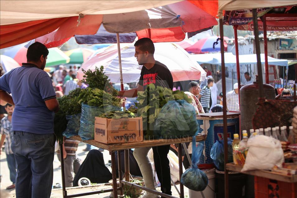 على عكازين.. "شاهين" يبيع الخضروات في غزة 
