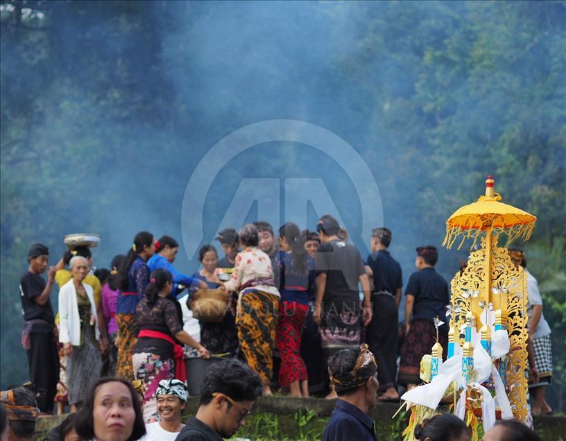 Prosesi upacara Ngaben massal di Bali