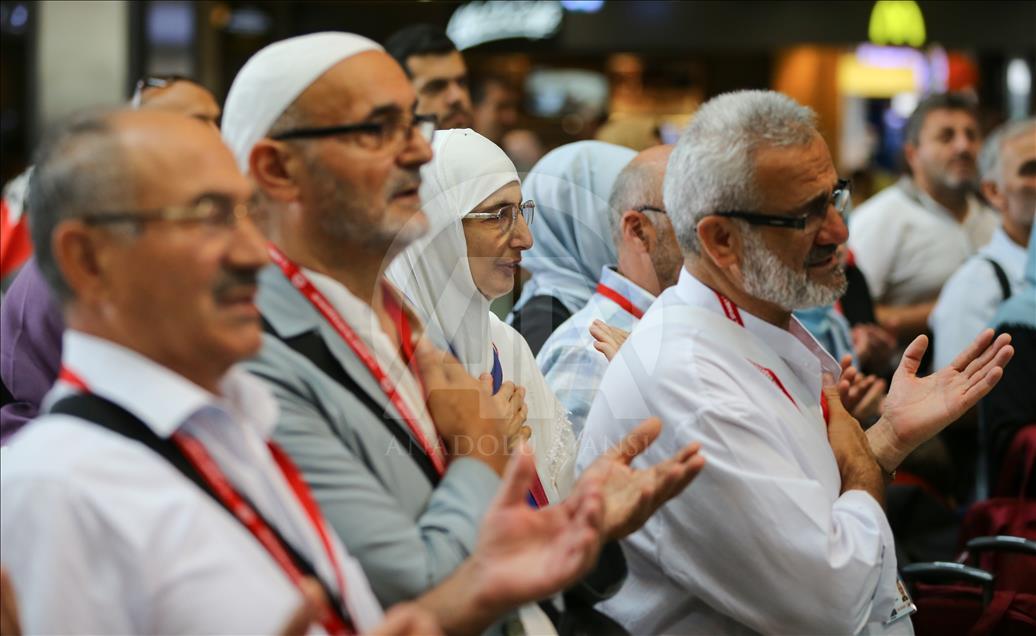 İstanbul'dan ilk hac kafilesi uğurlandı