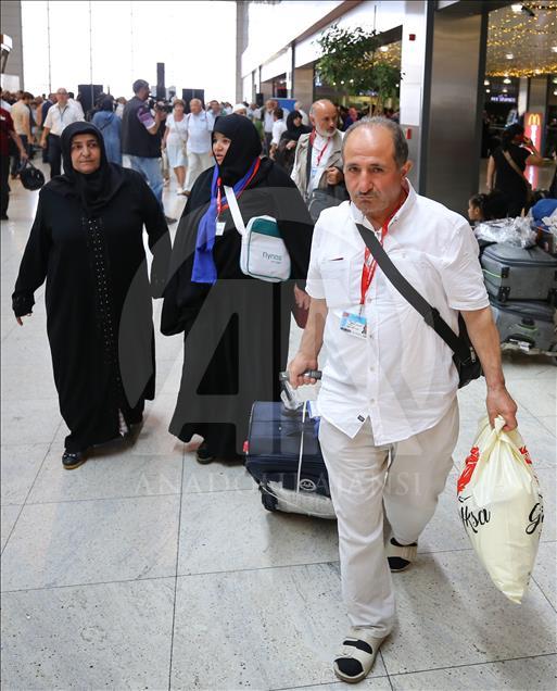 İstanbul'dan ilk hac kafilesi uğurlandı