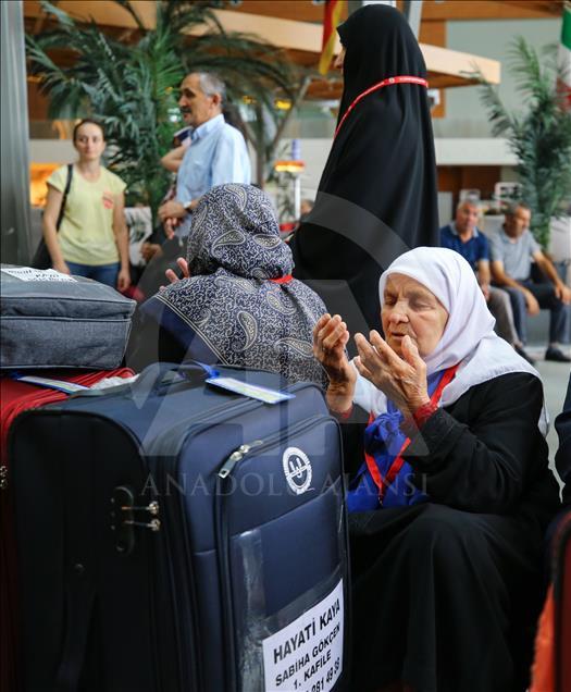 İstanbul'dan ilk hac kafilesi uğurlandı