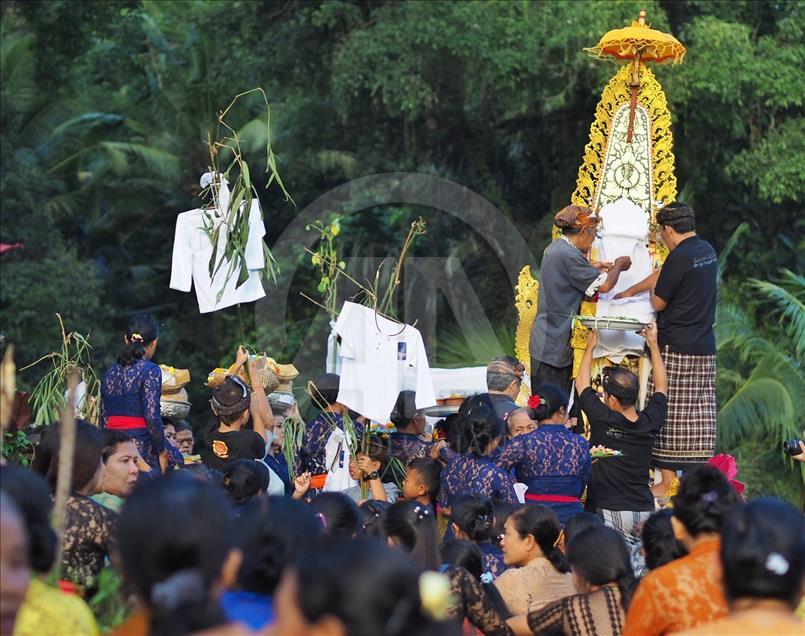 Prosesi upacara Ngaben massal di Bali