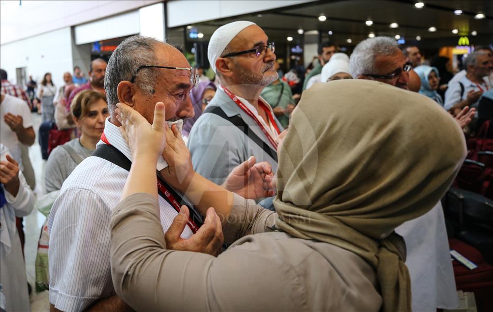 İstanbul'dan ilk hac kafilesi uğurlandı