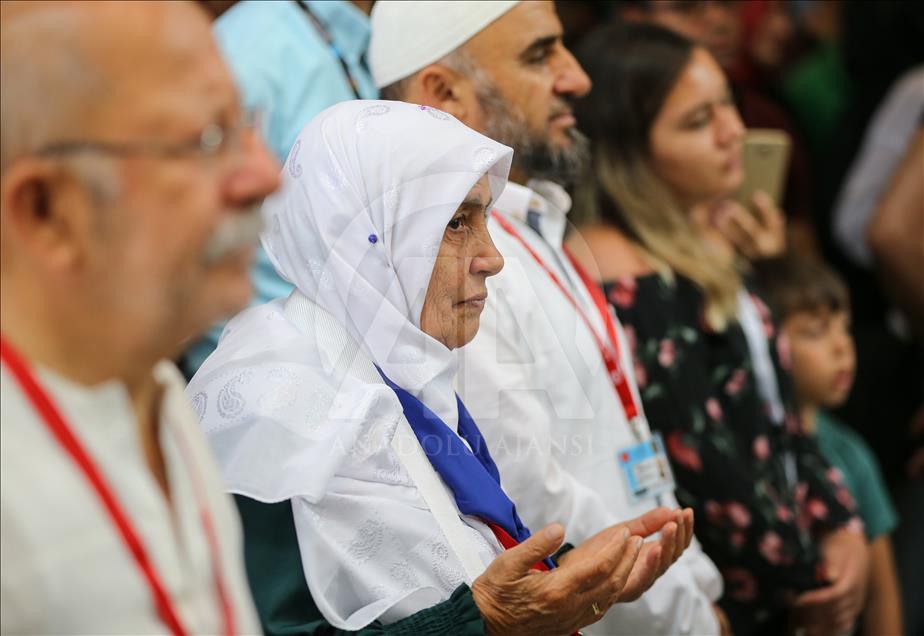 İstanbul'dan ilk hac kafilesi uğurlandı