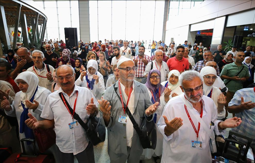İstanbul'dan ilk hac kafilesi uğurlandı