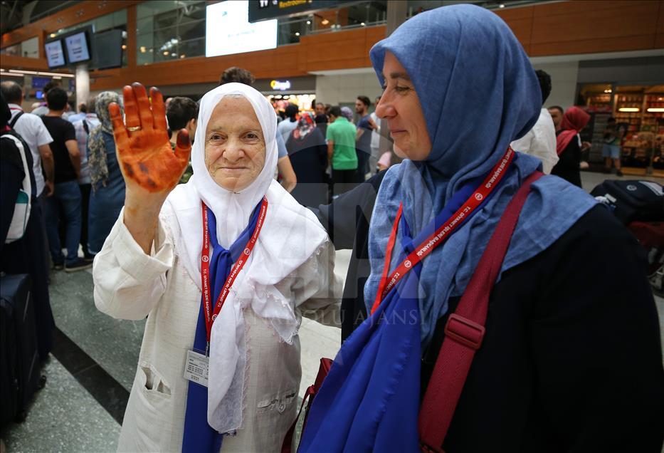 İstanbul'dan ilk hac kafilesi uğurlandı