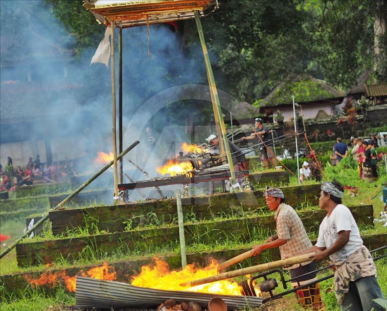 Prosesi upacara Ngaben massal di Bali