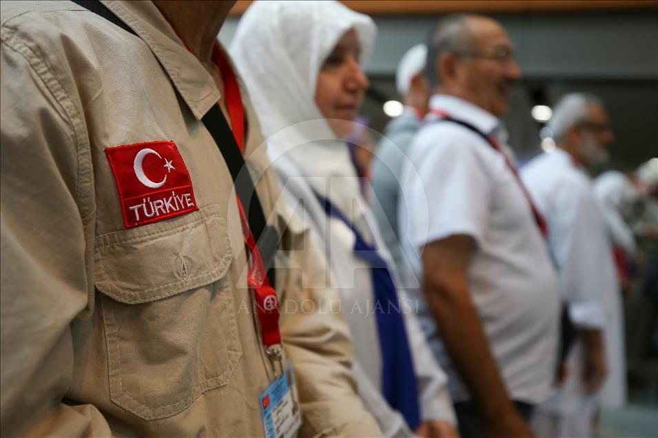 İstanbul'dan ilk hac kafilesi uğurlandı