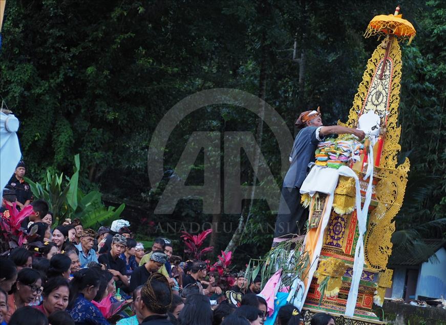 Prosesi upacara Ngaben massal di Bali
