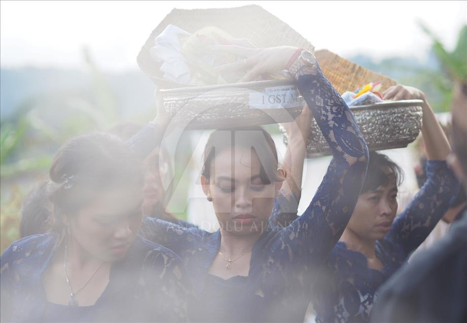 Prosesi upacara Ngaben massal di Bali