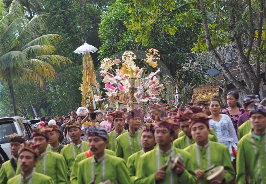 Prosesi upacara Ngaben massal di Bali