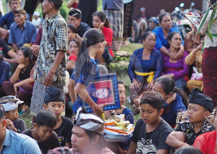 Prosesi upacara Ngaben massal di Bali