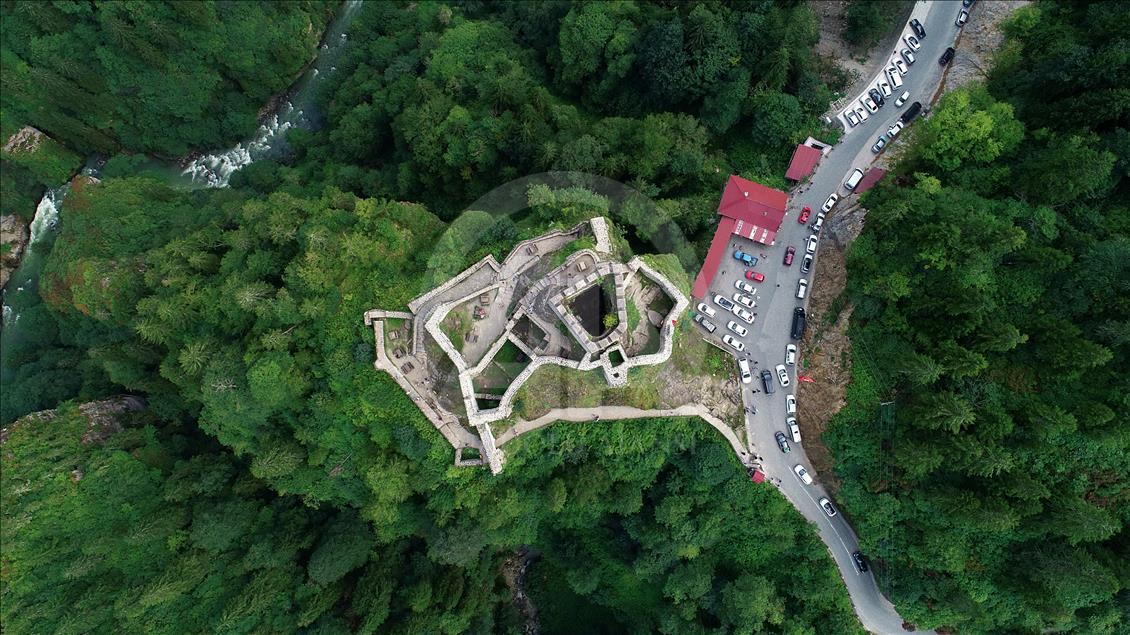 Крепость Зил на северо-востоке Турции привлекает туристов
