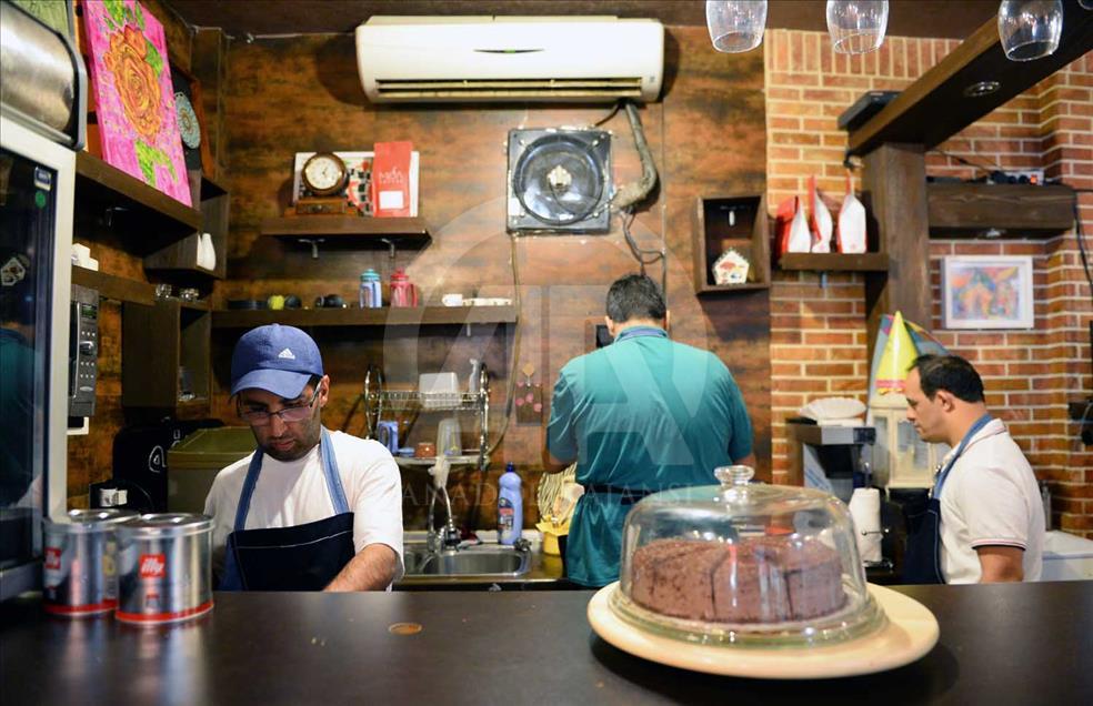 'Downtism', un café atendido por personas con síndrome de Down en Teherán, Irán