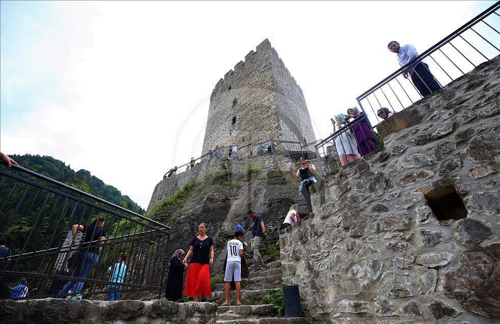 Крепость Зил на северо-востоке Турции привлекает туристов
