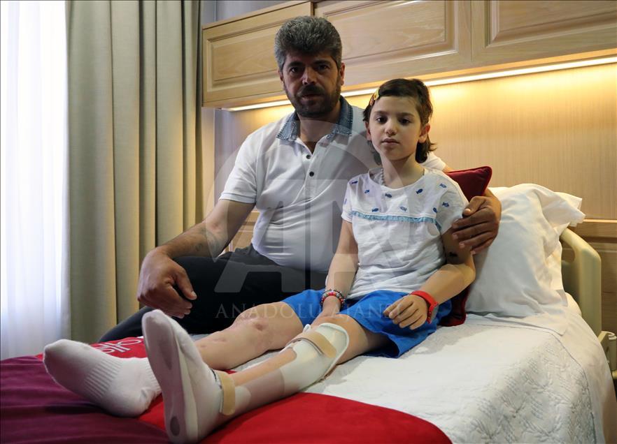 أطباء أتراك يعيدون الأمل لطفلة سورية مزقت الحرب جسدها