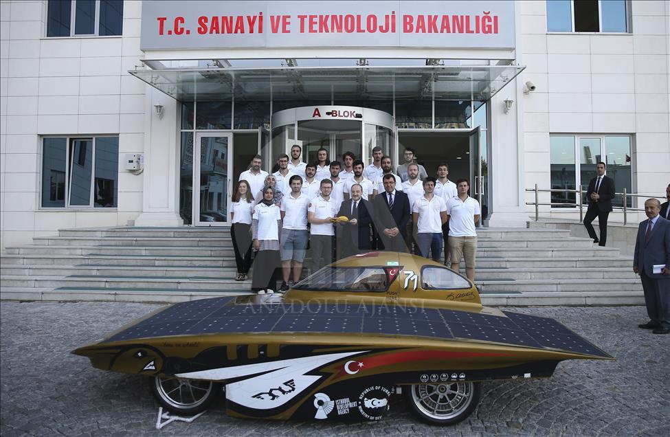 Bakan Varank İTÜ Güneş Arabası Ekibi'ni kabul etti