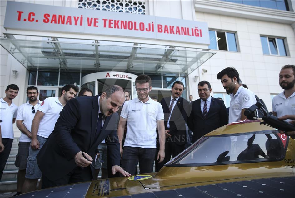 Bakan Varank İTÜ Güneş Arabası Ekibi'ni kabul etti