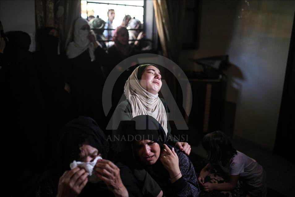 Gazze şehitlerini uğurluyor
