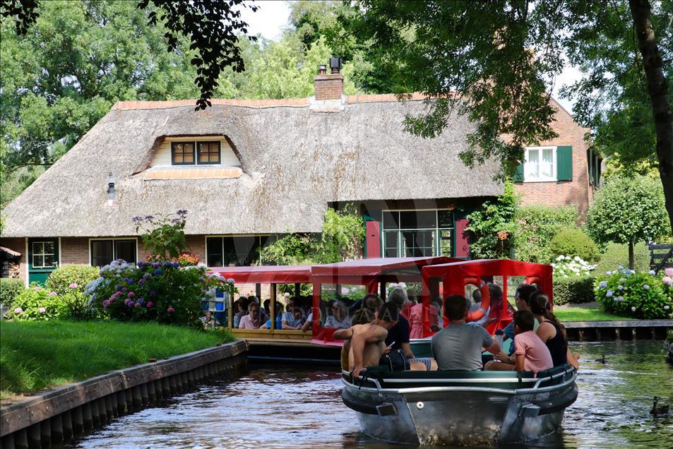 "جيثريوم" قرية هولندية تحاكي القصص الخيالية 

