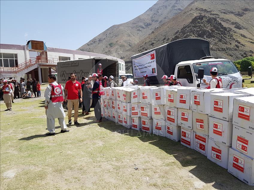 الهلال الأحمر التركي يوزع مساعدات لـ227 أسرة شمالي أفغانستان
