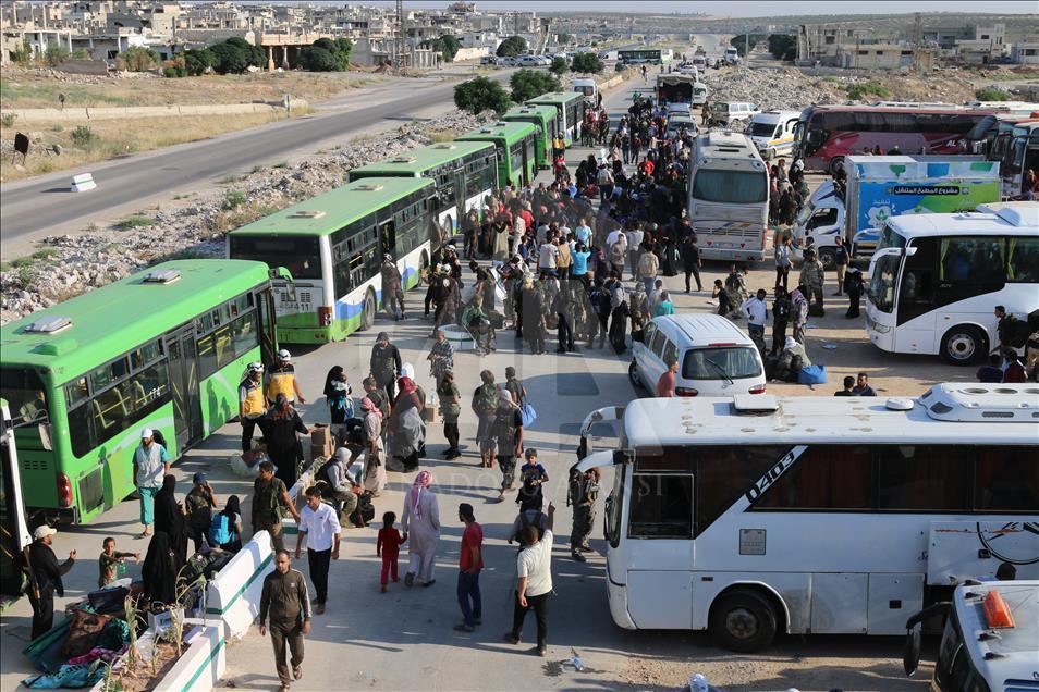 سوريا.. إدلب تستقبل أول قافلة لمعارضين اضطروا لمغادرة القنيطرة

