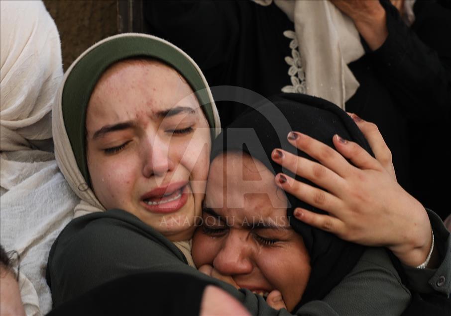 فلسطينيون يشيعون جثامين 4 شهداء سقطوا بأسلحة إسرائيلية
