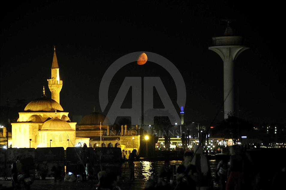 İstanbul'da Ay