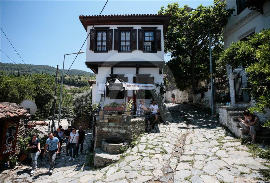 "Kıyamet köyü" şöhretinin zirvesine ulaştı