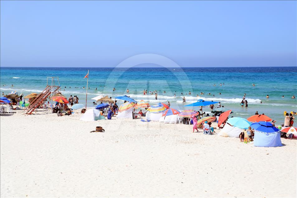"حمام الأغزاز" في تونس.. وجهة الهاربين من حر الصيف وصخب المدينة
