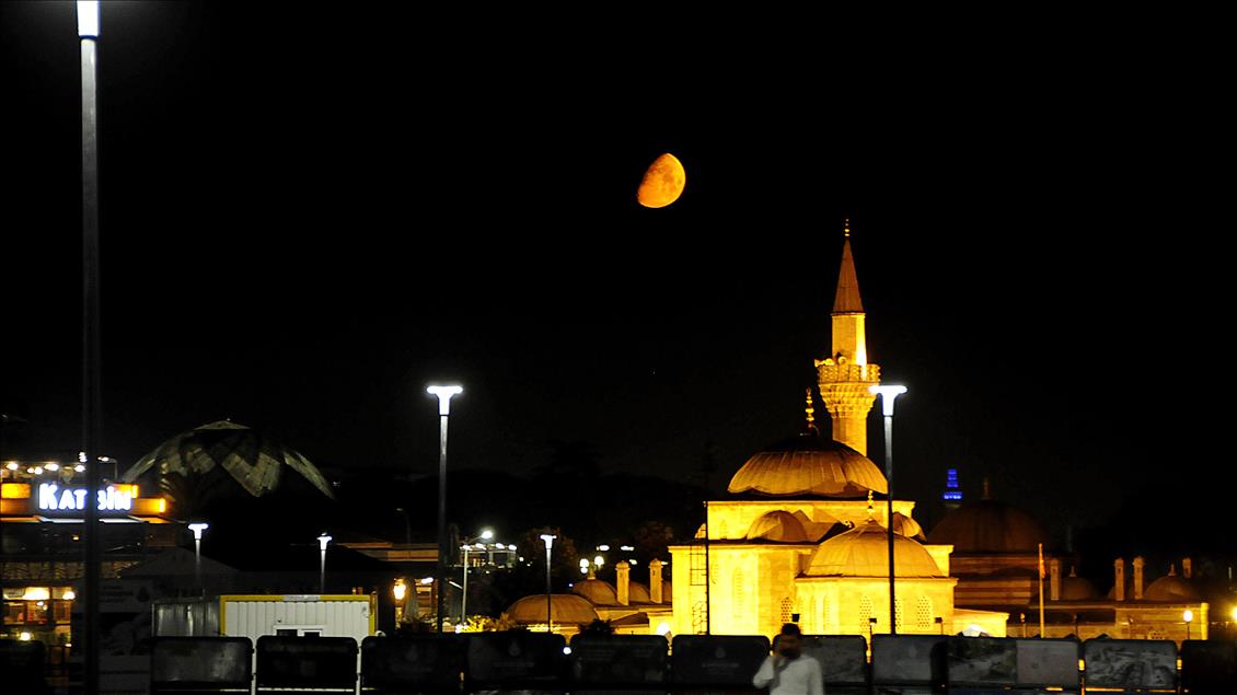 İstanbul'da Ay