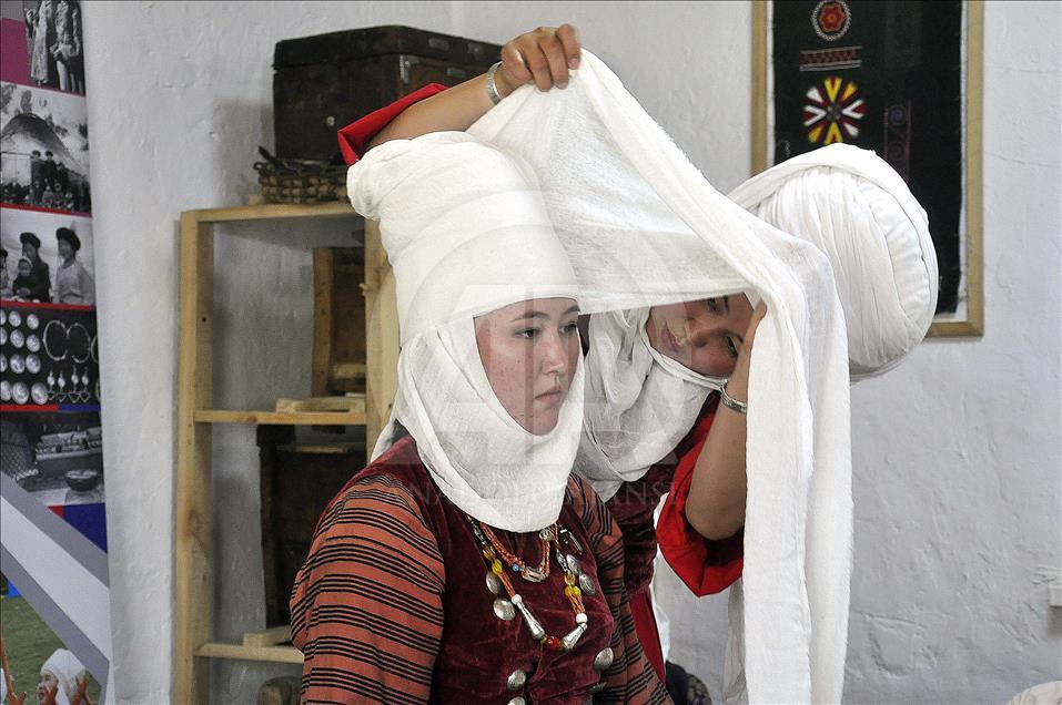 Kırgızistan'da geleneksel başlık "Eleçek" yeniden hayat bul