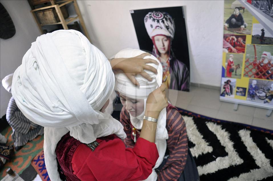 Kırgızistan'da geleneksel başlık "Eleçek" yeniden hayat bul