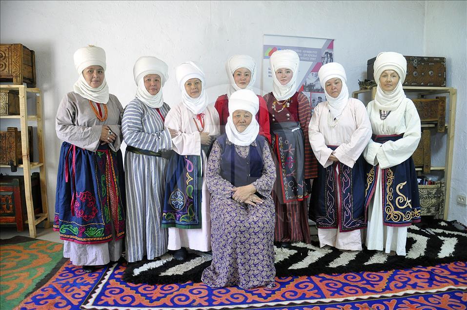 Kırgızistan'da geleneksel başlık "Eleçek" yeniden hayat bul