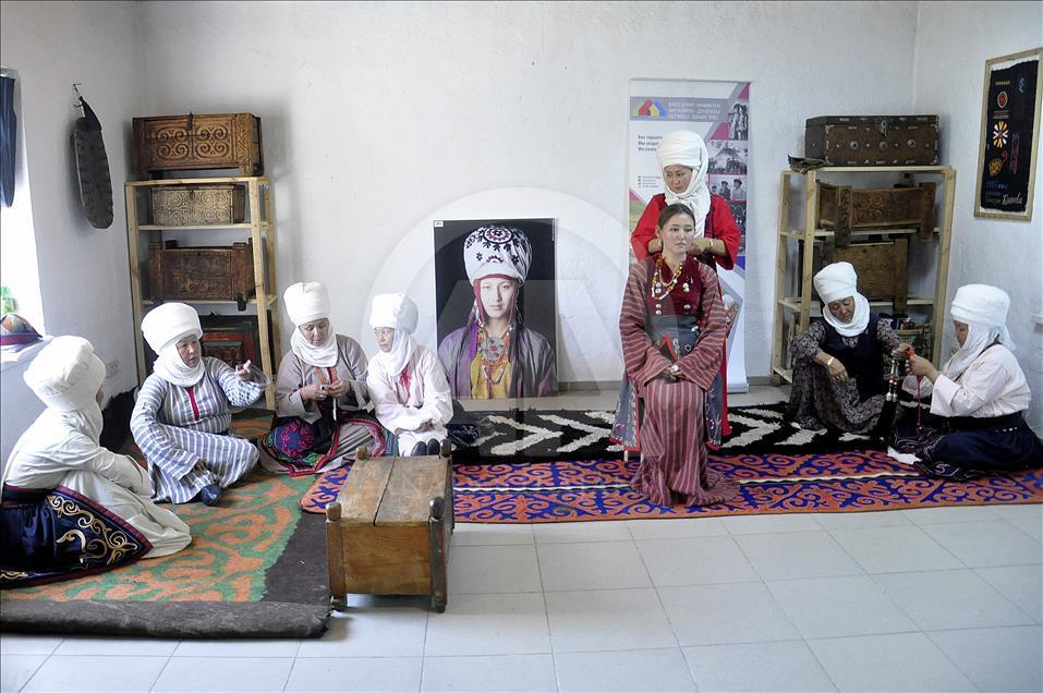 Kırgızistan'da geleneksel başlık "Eleçek" yeniden hayat bul