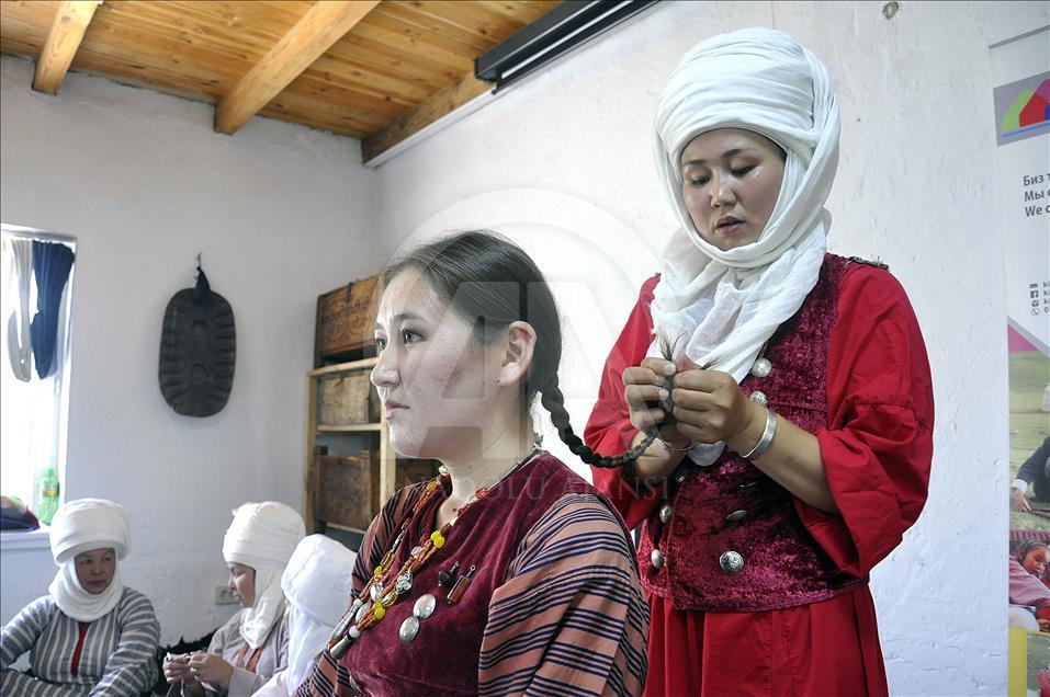 Kırgızistan'da geleneksel başlık "Eleçek" yeniden hayat bul