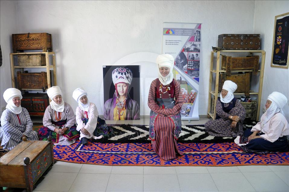 Kırgızistan'da geleneksel başlık "Eleçek" yeniden hayat bul