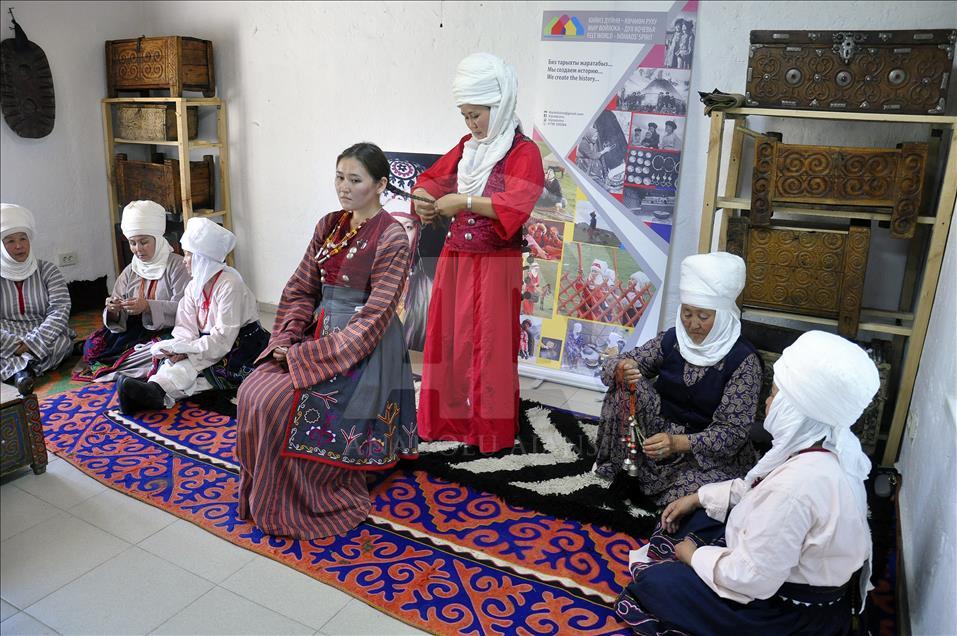 Kırgızistan'da geleneksel başlık "Eleçek" yeniden hayat bul