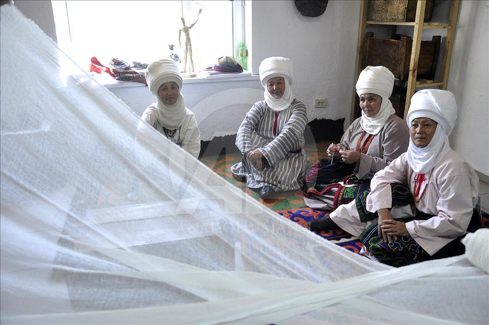 Kırgızistan'da geleneksel başlık "Eleçek" yeniden hayat bul
