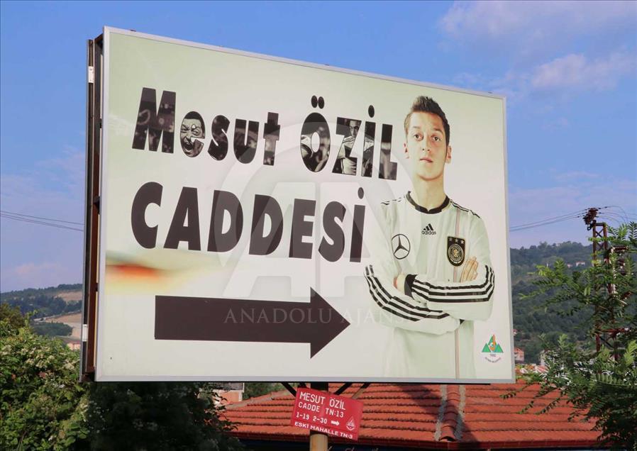Mesut Ozil recibe el apoyo de su pueblo natal