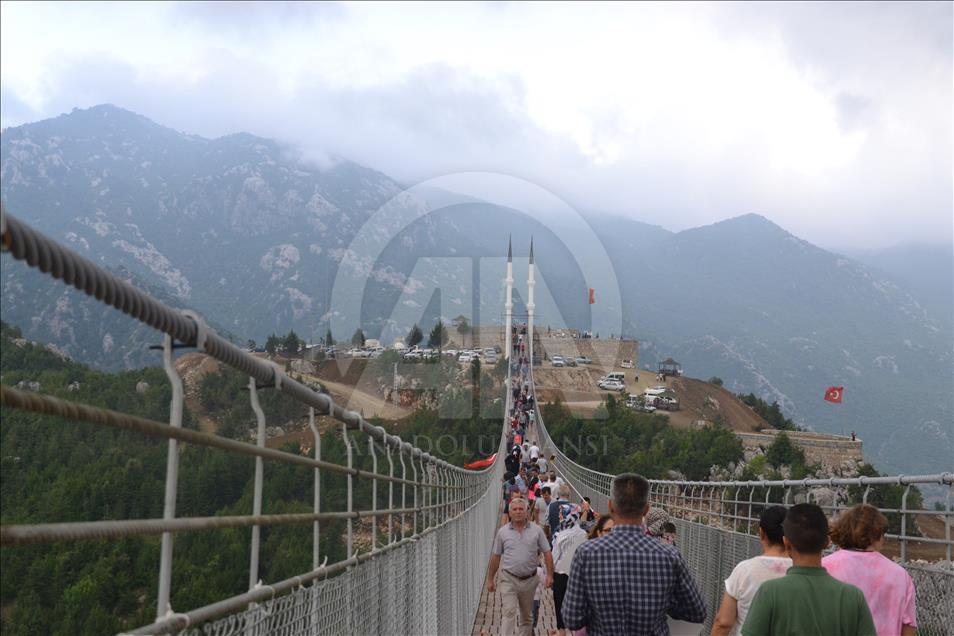 Turkey: Breathtaking suspension footbridge draws crowds