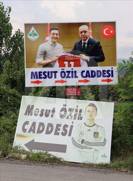 Mesut Ozil recibe el apoyo de su pueblo natal